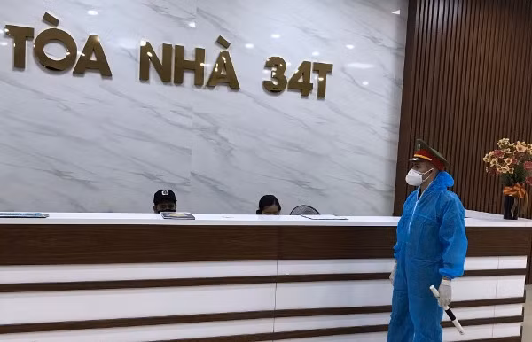 Ngay tại khu vực sảnh của tòa nhà 34T Hoàng Đạo Thúy, CAP Trung Hòa bố trí CBCS phối hợp với bảo vệ tòa nhà đảm bảo ANTT phía trong