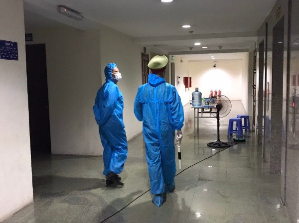 Đêm nay là đêm đầu tiên lực lượng Công an cơ sở và cơ quan chức năng phong tỏa cách ly tòa nhà 34T. Những ngày tiếp theo việc theo dõi tình hình sức khỏe của người dân trong tòa nhà sẽ tiếp tục được triển khai quyết liệt. Lực lượng chức năng cũng sẽ hỗ trợ tối đa các yêu cầu của người dân trong tòa nhà