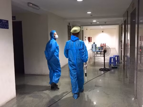Đêm nay là đêm đầu tiên lực lượng Công an cơ sở và cơ quan chức năng phong tỏa cách ly tòa nhà 34T. Những ngày tiếp theo việc theo dõi tình hình sức khỏe của người dân trong tòa nhà sẽ tiếp tục được triển khai quyết liệt. Lực lượng chức năng cũng sẽ hỗ trợ tối đa các yêu cầu của người dân trong tòa nhà