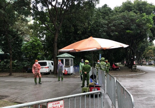 Thống kê, có tới hơn 100 CBCS của CAQ Hoàng Mai cùng với lực lượng dân phòng, dân quân tự vệ... làm nhiệm vụ bảo vệ vòng ngoài phục vụ hiệu quả cho công tác cách ly phía trong