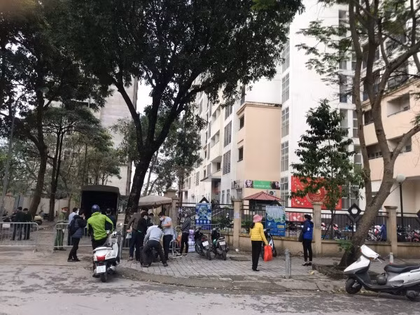 Ở xung quanh tòa nhà đều được CAP Hoàng Liệt, CAQ Hoàng Mai bố trí nhiều chốt trực thay phiên nhau làm nhiệm vụ 24/24h trong ngày