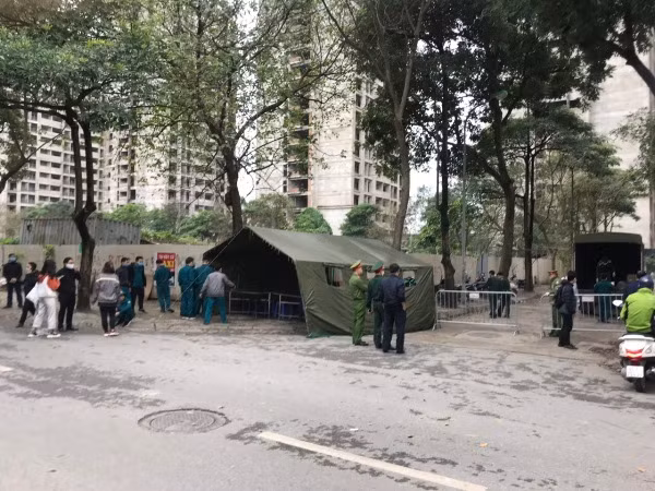 Việc ra vào khu vực cách ly đều được lực lượng Công an, Quân đội... giám sát và đảm bảo an toàn. Tất cả người dân ở trong khu nhà cách ly được phục vụ toàn bộ từ ăn uống, nghỉ ngơi...