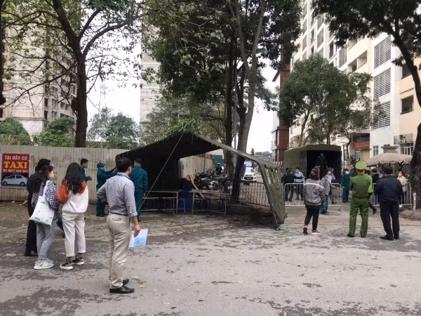 Những lán trại cơ động và hàng rào chắn cách ly được lực lượng chức năng dựng xung quanh tòa nhà, nhằm đảm bảo ANTT phục vụ việc cách ly người dân ở các nước có dịch Covid-19 sau khi trở về Tổ quốc