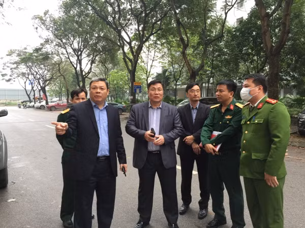 Trước khi đưa gần 1.000 người dân về tòa nhà A1 nằm trong khu nhà ở sinh viên Pháp Vân - Tứ Hiệp, lãnh đạo UBND, quân đội, CAQ Hoàng Mai đã trực tiếp xuống chỉ đạo công tác chuẩn bị về cơ sở vật chất đầy đủ