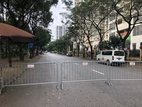 Hàng rào chắn được dựng lên, phía trong luôn có những chiếc xe cứu thương chờ sẵn để sẵn sàng phục vụ yêu cầu thăm khám sức khỏe cho nhân dân
