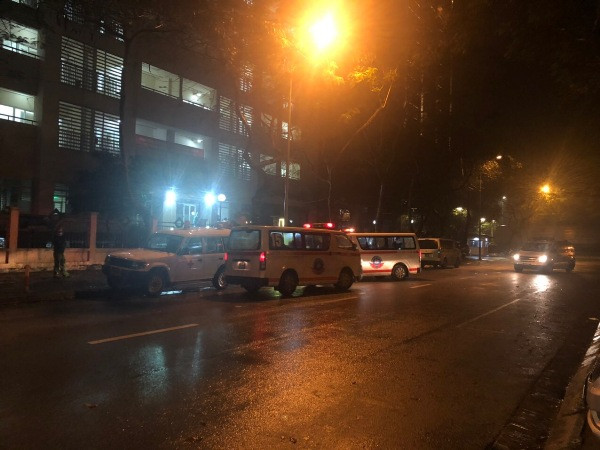 Tối 19-3, nhiều xe làm nhiệm vụ tại khu tòa nhà cách ly hoạt động liên tục phục vụ việc đưa, đón người dân từ sân bay về tòa nhà. Cơ sở vật chất cơ bản đầy đủ và tiện nghi đã giúp những người dân cách ly tại đây như được sống ở quê nhà, an vui