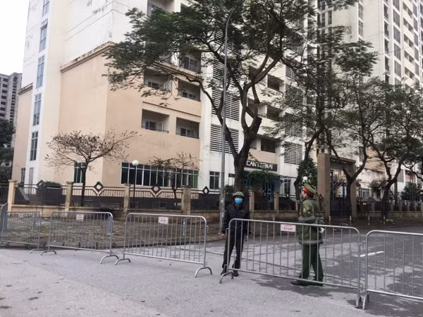 Tất cả CBCS tham gia làm nhiệm vụ tại đây đều được trang bị những thiết bị bảo hộ, bảo vệ phòng ngừa dịch Covid-19