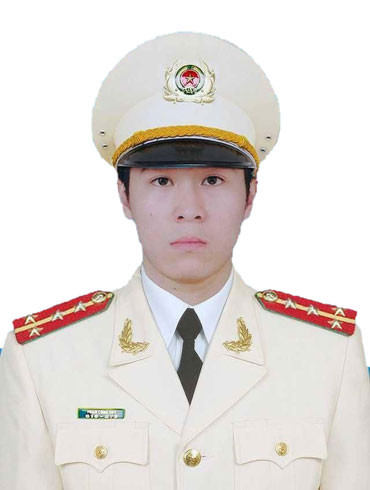 7. Truy tặng tấm gương Liệt sĩ trẻ hy sinh vì sự bình yên của nhân dân Đó là Liệt sỹ, Đại úy Phạm Công Huy, nguyên cán bộ Đội chữa cháy và cứu nạn, cứu hộ khu vực số 3, Phòng Cảnh sát phòng cháy, chữa cháy và cứu nạn cứu hộ, CATP Hà Nội. Đại úy Phạm Công Huy hy sinh ngày 9-1-2020 trong quá trình thực hiện nhiệm vụ đảm bảo an ninh trật tự tại xã Đồng Tâm, huyện Mỹ Đức, TP Hà Nội. 7. Truy tặng tấm gương Liệt sĩ trẻ hy sinh vì sự bình yên của nhân dân Đó là Liệt sỹ, Đại úy Phạm Công Huy, nguyên cán bộ Đội chữa cháy và cứu nạn, cứu hộ khu vực số 3, Phòng Cảnh sát phòng cháy, chữa cháy và cứu nạn cứu hộ, CATP Hà Nội. Đại úy Phạm Công Huy hy sinh ngày 9-1-2020 trong quá trình thực hiện nhiệm vụ đảm bảo an ninh trật tự tại xã Đồng Tâm, huyện Mỹ Đức, TP Hà Nội.