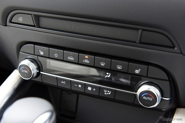 Ở phiên bản mới, cụm nút chỉnh hệ thống điều hòa đã có có kích thước nhỏ hơn, ngoài ra, ghế lái được trang bị cả tính năng sưởi và thông gió. Ở phiên bản mới, cụm nút chỉnh hệ thống điều hòa đã có có kích thước nhỏ hơn, ngoài ra, ghế lái được trang bị cả tính năng sưởi và thông gió.