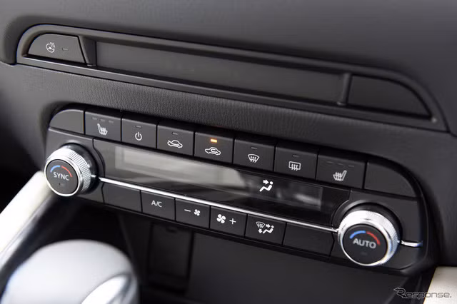 Ở phiên bản mới, cụm nút chỉnh hệ thống điều hòa đã có có kích thước nhỏ hơn, ngoài ra, ghế lái được trang bị cả tính năng sưởi và thông gió.