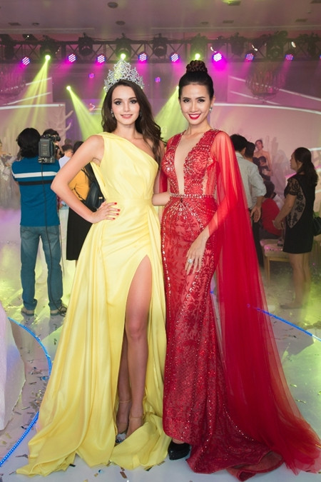 Phan Thị Mơ và Miss Tourism Ambassador 2017- Aibedullina Talliya. Trước đó, người đẹp của Nga đã diện trang phục áo dài truyền thống Việt Nam trên thảm đỏ, Phan Thị Mơ và cô cùng nhau trò chuyện vàgiới thiệu về lịch sử chiếc áo dài cho Hoa hậu Aibedullina Talliya được hiểu hơn về áo dài.