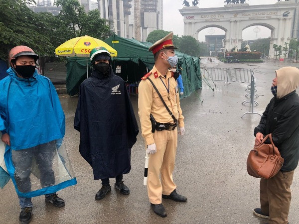 Người dân được CSGT tuyên truyền nhắc nhở đeo khẩu trang và hạn chế tối đa việc ra ngoài đường khi không có việc thật sự cần thiết