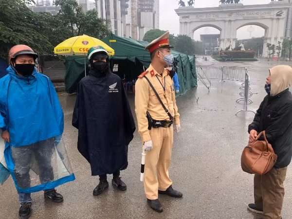 Người dân được CSGT tuyên truyền nhắc nhở đeo khẩu trang và hạn chế tối đa việc ra ngoài đường khi không có việc thật sự cần thiết