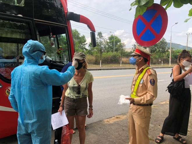 Ở nhiều địa phương, CSGT cũng được huy động đảm bảo ANTT, phòng, chống dịch tại các địa điểm ra vào thành phố như Hà Nội