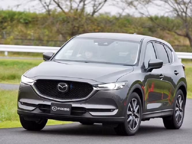 Thiết kế ngoại thất xe không có sự thay đổi ngoại trừ bộ vành 19 inch đã được làm thành họa tiết mới nhìn hầm hố hơn.