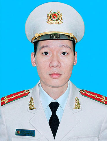 3. Người con của khu phố Đại úy Dương Danh Đạt, Phó trưởng CAP Lý Thái Tổ, quận Hoàn Kiếm, Hà Nội chia sẻ, khi mới nhận nhiệm vụ, cảm nhận được trọng trách tương đối lớn, bản thân đã phải nỗ lực, cố gắng rất nhiều, bởi đây là địa bàn tập trung của TP Hà Nội, các doanh nghiệp lớn và các di tích lịch sử, danh lam thắng cảnh… “Thành tích là của tập thể, công sức của cán bộ chiến sĩ CAP. Ngoài các biện pháp ngăn chặn thì việc thường xuyên gặp gỡ nói chuyện, tạo những sân chơi bổ ích cho thanh niên là con đường quan trọng nhất để có một địa bàn trong sạch. Đó là cách làm hiệu quả nhất”, Đại úy Dương Danh Đạt chia sẻ. 3. Người con của khu phố Đại úy Dương Danh Đạt, Phó trưởng CAP Lý Thái Tổ, quận Hoàn Kiếm, Hà Nội chia sẻ, khi mới nhận nhiệm vụ, cảm nhận được trọng trách tương đối lớn, bản thân đã phải nỗ lực, cố gắng rất nhiều, bởi đây là địa bàn tập trung của TP Hà Nội, các doanh nghiệp lớn và các di tích lịch sử, danh lam thắng cảnh… “Thành tích là của tập thể, công sức của cán bộ chiến sĩ CAP. Ngoài các biện pháp ngăn chặn thì việc thường xuyên gặp gỡ nói chuyện, tạo những sân chơi bổ ích cho thanh niên là con đường quan trọng nhất để có một địa bàn trong sạch. Đó là cách làm hiệu quả nhất”, Đại úy Dương Danh Đạt chia sẻ.