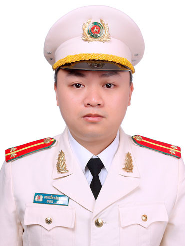 4. Nỗ lực giảm từng phút thủ tục hành chính cho người dân Trong công việc hàng ngày, Trung úy Nguyễn Đăng Khoa, cán bộ Đội Hướng dẫn Cảnh sát khu vực, Phòng Cảnh sát QLHC về TTXH luôn chủ động làm tốt công tác nắm tình hình địa bàn, kịp thời trao đổi, phản ánh các vấn đề tồn tại, khó khăn vướng mắc với đơn vị cơ sở, chỉ huy phòng để có biện pháp điều chỉnh, khắc phục phù hợp. “Tôi luôn tâm niệm, giảm được 1 giây, 1 phút thời gian khi làm thủ tục cho người dân là đã thành công”. 4. Nỗ lực giảm từng phút thủ tục hành chính cho người dân Trong công việc hàng ngày, Trung úy Nguyễn Đăng Khoa, cán bộ Đội Hướng dẫn Cảnh sát khu vực, Phòng Cảnh sát QLHC về TTXH luôn chủ động làm tốt công tác nắm tình hình địa bàn, kịp thời trao đổi, phản ánh các vấn đề tồn tại, khó khăn vướng mắc với đơn vị cơ sở, chỉ huy phòng để có biện pháp điều chỉnh, khắc phục phù hợp. “Tôi luôn tâm niệm, giảm được 1 giây, 1 phút thời gian khi làm thủ tục cho người dân là đã thành công”.