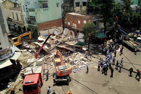 Chủ ngôi nhà bị sập là ông Phan Văn Hưng. Thời điểm sập nhà, vợ chồng ông Hưng và 2 con nhỏ đi vắng, chỉ có bố ông Hưng là ông Phan Văn Thủ ở nhà Chủ ngôi nhà bị sập là ông Phan Văn Hưng. Thời điểm sập nhà, vợ chồng ông Hưng và 2 con nhỏ đi vắng, chỉ có bố ông Hưng là ông Phan Văn Thủ ở nhà