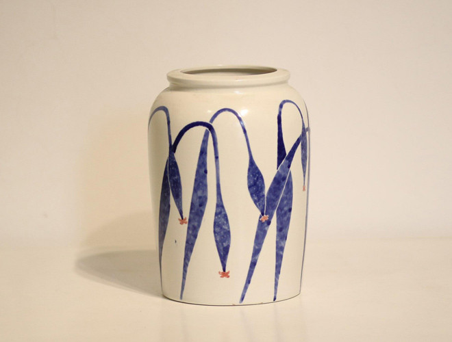 Tác phẩm: Bình nước hoa 01 - Mã: IA 10. Kích thước: 29,5x20x20cm - Chất liệu: Gốm men vẽ tay độc bản. Năm sáng tác: 2019 - Nhà điêu khắc Thái Nhật Minh: sinh năm 1984, Thạc sĩ Đại học Mỹ thuật Việt Nam