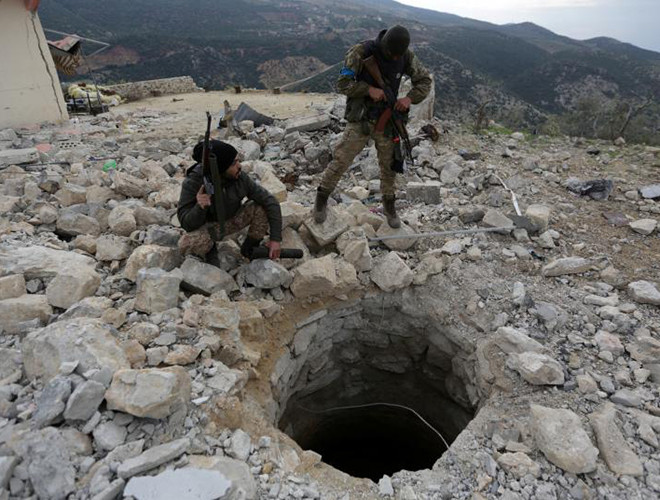 Hai tay súng FSA đứng trên đống đổ nát ở phía bắc Afrin, sau khi giành được khu vực này từ tay YPG Hai tay súng FSA đứng trên đống đổ nát ở phía bắc Afrin, sau khi giành được khu vực này từ tay YPG