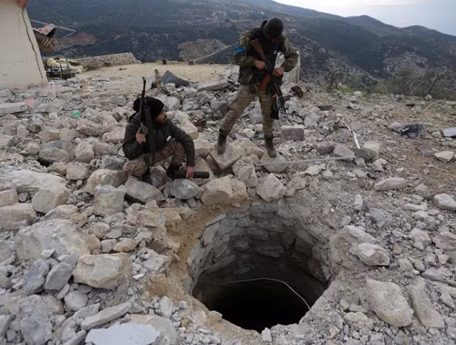 Hai tay súng FSA đứng trên đống đổ nát ở phía bắc Afrin, sau khi giành được khu vực này từ tay YPG