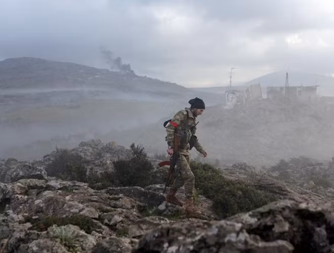 Tay súng của Quân đội Syria Tự do (FSA) được Thổ Nhĩ Kỳ hậu thuẫn xuất hiện ở Afrin (Syria)