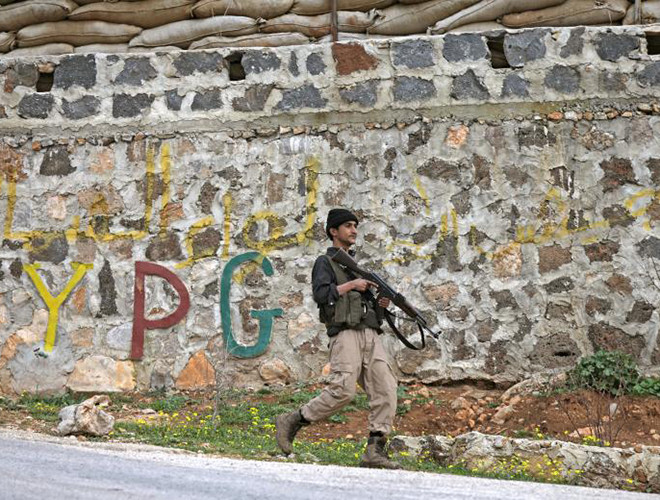 Tay súng FSA bước qua bức tường "ký tên" YPG Tay súng FSA bước qua bức tường "ký tên" YPG