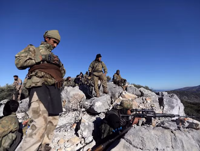 FSA được Thổ Nhĩ Kỳ hậu thuẫn. Tổ chức quân sự này lại chống chính phủ Syria. Trong khi đó, Nga đứng sau hậu thuẫn Dasmascus, và Nga cũng có mối quan hệ khá "thân mật" với Thổ Nhĩ Kỳ sau vụ đảo chính bất thành gần đây. Tất cả khiến tình hình Syria trở nên... rối rắm