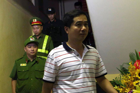 Đúng giờ quy định, các trinh sát rời trụ sở chỉ huy