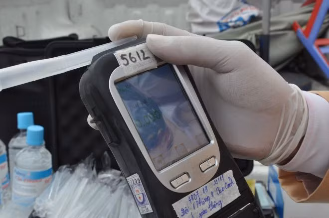 Các máy đo nồng độ cồn khi sử dụng đều được đánh dấu ngày, tháng, sát trùng để đảm bảo tiêu chuẩn an toàn