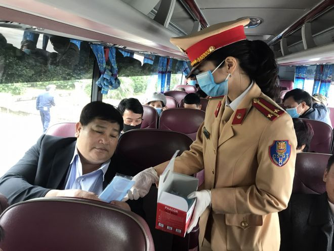 Hành khách trên các chuyến xe khách cao tốc vui mừng và cảm kích trước thái độ và việc làm hết lòng vì nhân dân phục vụ của CSGT. Trong thời gian qua, Cục CSGT đã phát tặng hàng nghìn khẩu trang cho người tham gia giao thông