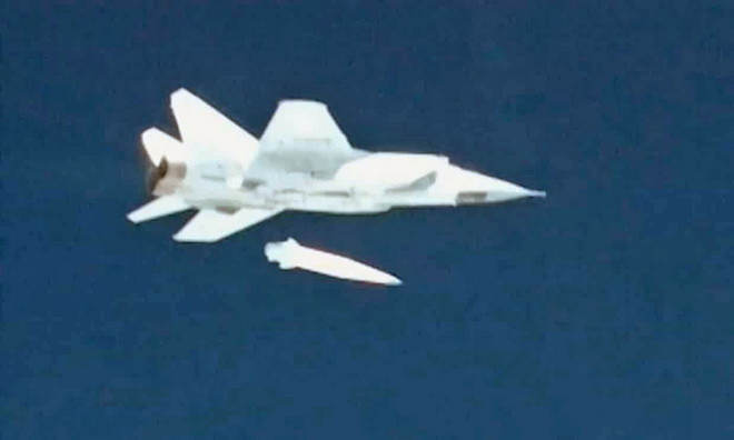 Tiêm kích đánh chặn tầm xa MiG-31BM thử nghiệm phóng tên lửa siêu vượt âm Kh-47M2 Kinzhal Tiêm kích đánh chặn tầm xa MiG-31BM thử nghiệm phóng tên lửa siêu vượt âm Kh-47M2 Kinzhal
