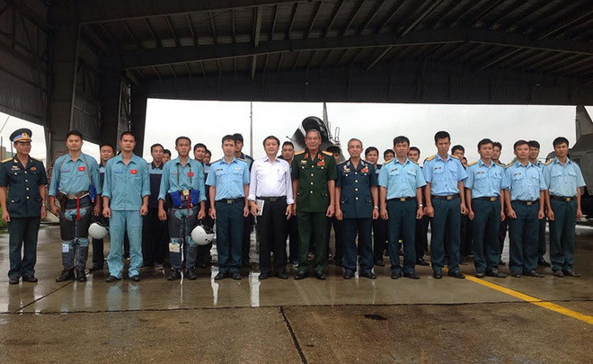 Trung tướng Nguyễn Đức Soát (đứng chính giữa, hàng trước) chụp ảnh lưu niệm cùng cán bộ, chiến sĩ và phi công tiêm kích Su-30MK2 thuộc Trung đoàn không quân 923 - Sư đoàn 371 Trung tướng Nguyễn Đức Soát (đứng chính giữa, hàng trước) chụp ảnh lưu niệm cùng cán bộ, chiến sĩ và phi công tiêm kích Su-30MK2 thuộc Trung đoàn không quân 923 - Sư đoàn 371