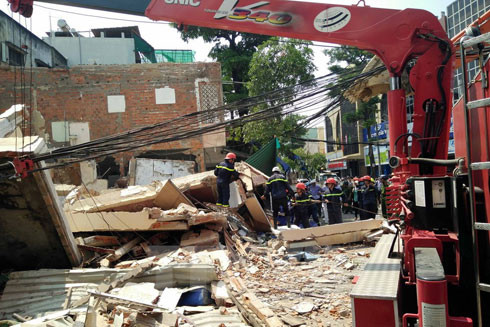 Lực lượng cứu hộ cứu nạn đang xử lý hiện trường vụ sập nhà Lực lượng cứu hộ cứu nạn đang xử lý hiện trường vụ sập nhà