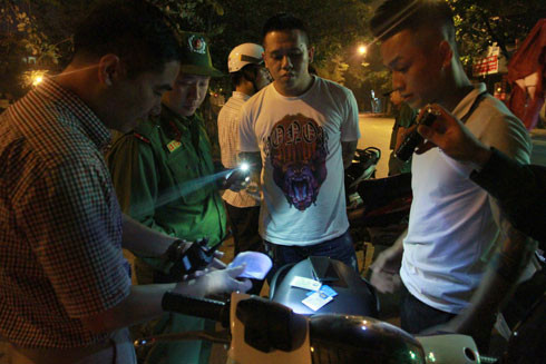 Gần 3h sáng cùng ngày, trên đường Kim Ngưu (quận Hai Bà Trưng, Hà Nội), tổ công tác phát hiện một nhóm thanh niên đi xe gắn máy không biển kiểm soát, không đội mũ bảo hiểm.