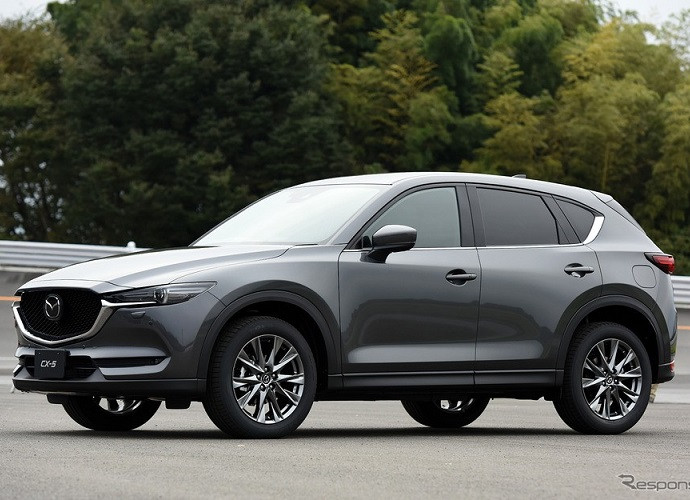Đầu tiên là động cơ diesel 2.5 lít, công suất 172 mã lực và mô-men xoắn 420 Nm, kết hợp số sàn 6 cấp. Mazda cho biết CX-5 mới là chiếc xe duy nhất trong phân khúc sử dụng hộp số sàn. Đầu tiên là động cơ diesel 2.5 lít, công suất 172 mã lực và mô-men xoắn 420 Nm, kết hợp số sàn 6 cấp. Mazda cho biết CX-5 mới là chiếc xe duy nhất trong phân khúc sử dụng hộp số sàn.