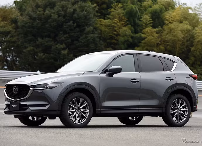 Đầu tiên là động cơ diesel 2.5 lít, công suất 172 mã lực và mô-men xoắn 420 Nm, kết hợp số sàn 6 cấp. Mazda cho biết CX-5 mới là chiếc xe duy nhất trong phân khúc sử dụng hộp số sàn.