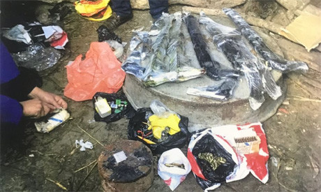 Cảnh sát xác nhận, một trong các đối tượng có tên Salah El-Din Omara là thành viên của tổ chức Anh em Hồi giáo vốn đã bị loại khỏi chính trường Ai Cập sau cuộc chính biến lật đổ Tổng thống Hồi giáo Mohammed Morsi hồi tháng 7/2013. Trong ảnh: Vũ khí thu được sau cuộc đấu súng Cảnh sát xác nhận, một trong các đối tượng có tên Salah El-Din Omara là thành viên của tổ chức Anh em Hồi giáo vốn đã bị loại khỏi chính trường Ai Cập sau cuộc chính biến lật đổ Tổng thống Hồi giáo Mohammed Morsi hồi tháng 7/2013. Trong ảnh: Vũ khí thu được sau cuộc đấu súng