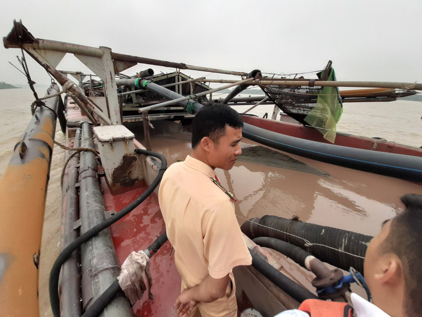 Cận cảnh những 'quái vật' hút cát trái phép trên sông Hồng ảnh 1