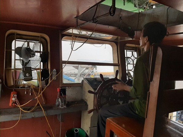 Những lái tàu khai thác cát trái phép thường lợi dụng khúc sông vắng vẻ, nơi giáp ranh giữa Hà Nội và các tỉnh lân cận để khai thác cát trái phép