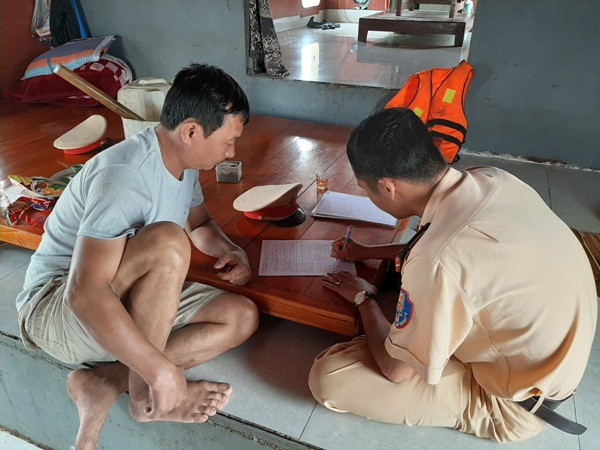 CSGT đường thủy lập biên bản đối với một chủ tàu vi phạm