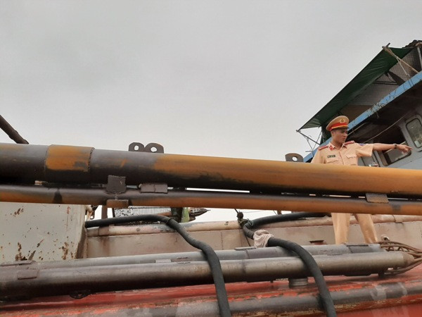 Hệ thống ống thép khổ lớn chuyên hút cát từ lòng sông lên khoang tàu