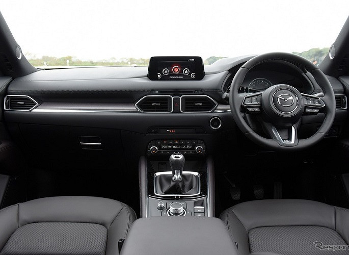 Trong khi đó, nội thất xe cũng chưa rất ít điểm mới khi đặt trên táp lô vẫn là màn hình thông tin giải trí 7 inch, tích hợp hệ thống Mazda Connect. Trong khi đó, nội thất xe cũng chưa rất ít điểm mới khi đặt trên táp lô vẫn là màn hình thông tin giải trí 7 inch, tích hợp hệ thống Mazda Connect.