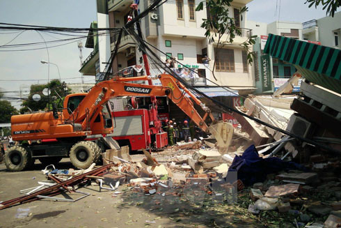 Nguyên nhân ban đầu được xác định là do công trình bên cạnh đào móng khiến nhà bị sập Nguyên nhân ban đầu được xác định là do công trình bên cạnh đào móng khiến nhà bị sập