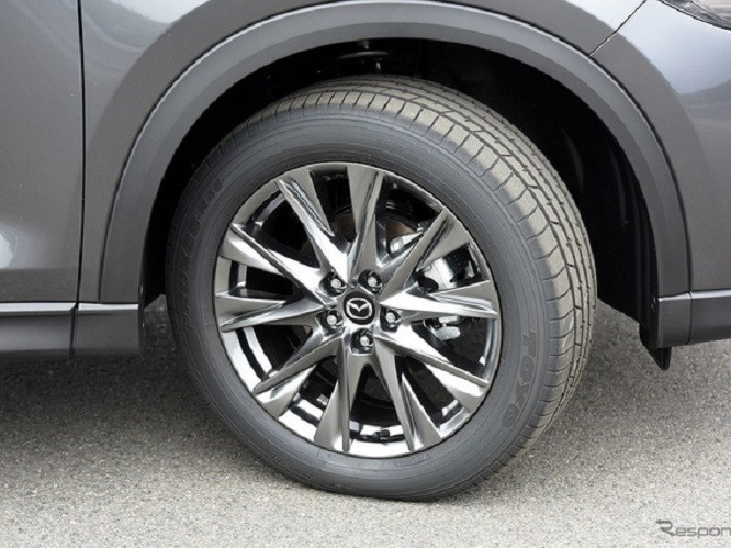 Nó cũng được sơn màu ghi bóng thay vì 2 màu tương phản như phiên bản cũ. Nó cũng được sơn màu ghi bóng thay vì 2 màu tương phản như phiên bản cũ.