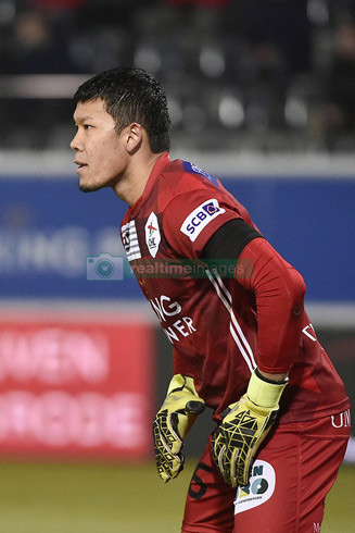 6. Kawin Thamsatchanan (Thái Lan, OH Leuven). Bóng đá Thái Lan tưởng như phát triển nhất khu vực, nhưng lúc này lại chỉ có mình thủ thành Kawin Thamsatchanan là thi đấu ở châu Âu, cho OH Leuven của Bỉ. Tuy nhiên, hợp đồng của Kawin kéo dài tới 5 năm cho thấy anh thực sự là một cầu thủ có chất lượng.