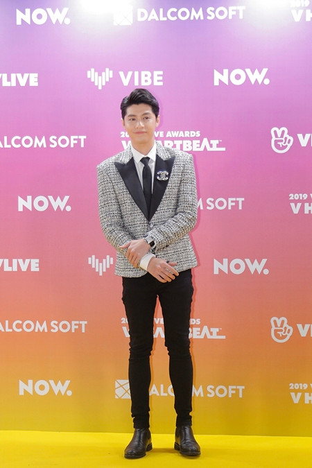 Noo Phước Thịnh trên thảm đỏ của sự kiện. Anh diện bộ vest của NTK Trần Ninh Hưng và tạo thêm điểm nhấn với phụ kiện Chanel.