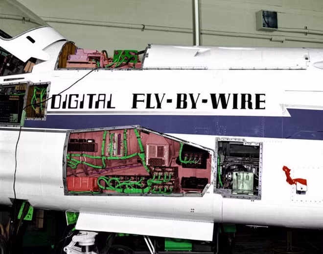 Những dây màu xanh lá cây của hệ thống điều khiển số bố trí trên một chiếc máy bay thử nghiệm