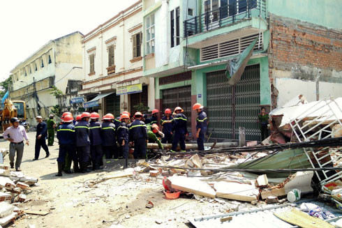 Lực lượng cứu hộ cứu nạn đang xử lý hiện trường vụ sập nhà Lực lượng cứu hộ cứu nạn đang xử lý hiện trường vụ sập nhà