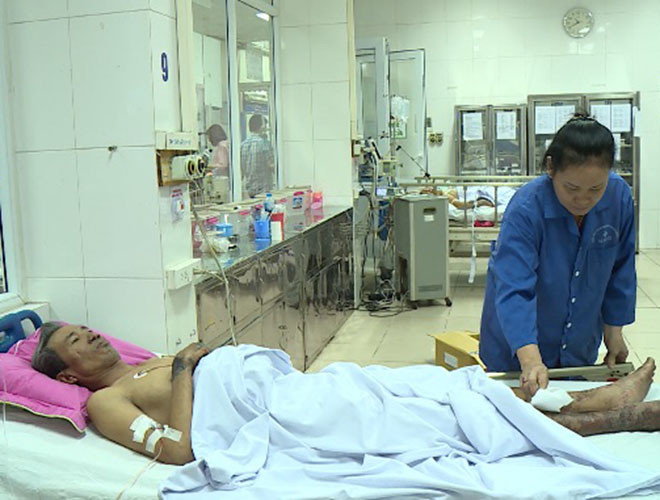 Bệnh nhân nhập viện trong tình trạng suy thận, sốt cao liên tục và xuất hiện các ban hoại tử trên da